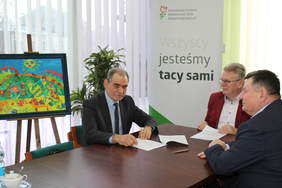 Pokaż zdjęcie: Zdzisław Antoń Starosta Powiatu Lubelskiego, Jerzy Dębski Dyrektor Oddziału Lubelskiego PFRON, Andrzej Chrząstowski Wicestarosta Powiatu Lubelskiego