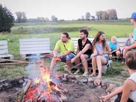 Pokaż zdjęcie: Uczestnicy, trenerzy i organizatorzy Festiwalu podczas ogniska integracyjnego