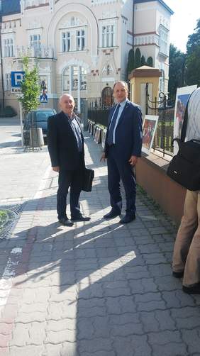 Pokaż zdjęcie: „instalacja” wystawy „Pragnę zwyciężać w Rzeszowie”