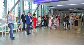 Pokaż zdjęcie: Goście podczas uroczystego otwarcia wystawy na Lotnisku Kraków Airport