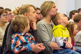 Społeczność szkoły i zaproszeni goście podczas uroczystości