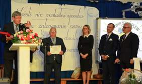 Pokaż zdjęcie: wystąpienie Dyrektora Oddziału - Władysława Skwarki podziękowania i gratulacje