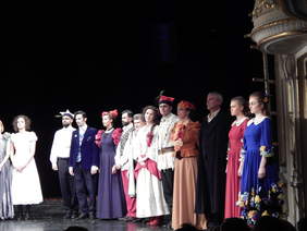 Pokaż zdjęcie: Aktorzy wsytępujący w spektaklu Wesele