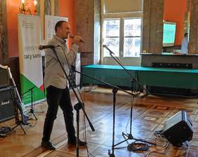 Pokaż zdjęcie: Rafał Sak z WTZ przy Towarzystwie Wspierania Rozwoju Powiatu „Wszechnica Konecka” zaśpiewał piosenkę Krzysztofa Krawczyka pt. „Twój rysunek na szkle”