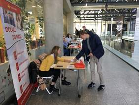 Pokaż zdjęcie: Sopocka Integracyjna Giełda Pracy - Stanowisko Poczty Polskiej