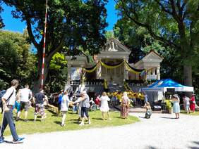 Pokaż zdjęcie: W parku przy sanktuarium trwają występy artystyczne jednej z grup. 