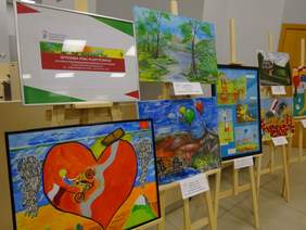 Pokaż zdjęcie: Wystawa prac plastycznych osób niepełnosprawnych w banku