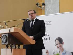 Pokaż zdjęcie: Wystąpienie Tomasza Maruszewskiego, Zastępcy Prezesa Zarządu PFRON ds. Finansowych podczas konferencji naukowej pt.: „Innowacje w zatrudnieniu osób niepełnosprawnych”