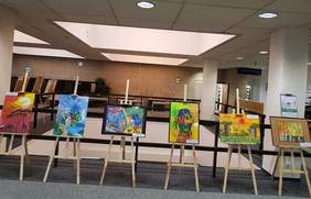 Pokaż zdjęcie: Wystawa prac plastycznych osób niepełnosprawnych w Bibliotece Głównej Uniwersytetu Ekonomicznego w Poznaniu