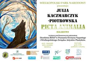 Pokaż zdjęcie: Po lewej stronie namalowany wilk na tle księżyca, w lesie pozbawionym liści. Po prawej stronie informacje o wystawie „Picta Animalia” zawarte w treści publikacji, a na dole logotypy partnerów wydarzenia.