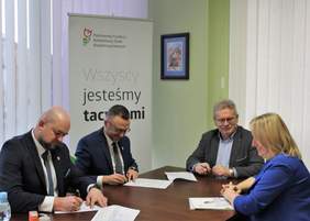 Pokaż zdjęcie: Podpisanie umowy