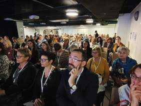 Pokaż zdjęcie: Uczestnicy konferencji słuchujący wystąpień  