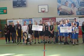 Pokaż zdjęcie: Pamiątkowe zdjęcie grupowe uczestników Turnieju