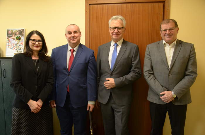 Pokaż zdjęcie: Zarząd PFRON z prezesem Rady Nadzorczej Funduszu Pawłem Wdówikiem