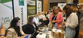 Pokaż zdjęcie: Na targach znajduje się wiele stoisk wystawienniczych. Prezentują się różne instytucje i przedsiębiorcy z regionu. 