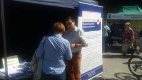 Stoisko PFRON-pracownik Oddziału Świętokrzyskiego Seweryn Krzemiński udziela informacji z zakresu dofinansowań