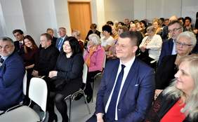 Pokaż zdjęcie: Uczestnicy uroczystości fot. Starostwo Powiatowe w Łęcznej