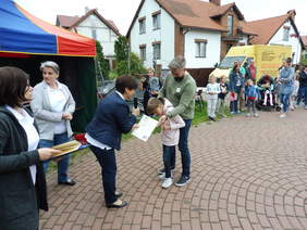 Pokaż zdjęcie: Uroczyste wręczenie dyplomów ukończenia przedszkola