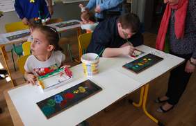 Pokaż zdjęcie: Zajęcia plastyczne w jednym z "Zakątków"