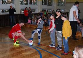 Pokaż zdjęcie: Krakowscy piłkarze z klubu Tyniecka Nie Widzę Przeszkód odwiedzili dzieci i młodzież w Szkole Podstawowej z Oddziałami Integracyjnymi nr 12 im. Janusza Korczaka w Krakowie