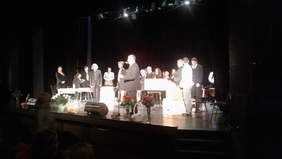 Pokaż zdjęcie: Prowadzący przedstawia członków zespołu