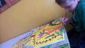 Uczestnik zajęć arteterapii. Zdjęcie pochodzi ze zbiorów własnych Toruńskiego Towarzystwa Autyzmu.