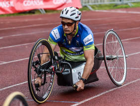 Pokaż zdjęcie: Witold Misztela (porusza się na specjalnym rowerze trójkołowym) fot. Mateusz Słodkowski/Trojmiasto.pl