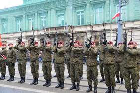 Pokaż zdjęcie: Defilada na ul. Piotrkowskiej