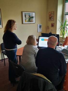 Pokaż zdjęcie: Pracownicy Łódzkiego Oddziału PFRON pomagają złożyć wniosek