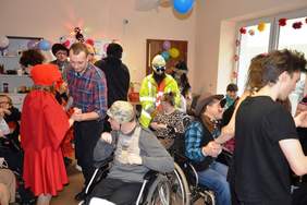 Uczestnicy balu podczas zabawy