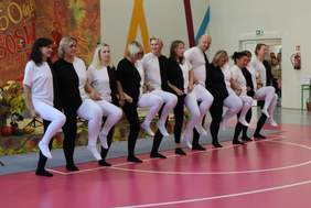 Wychowawcy podczas występu artystycznego