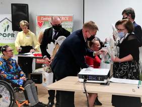 Pokaż zdjęcie: Dyrektor Aleksandra Gierej odbiera pamiątkowe upominki z rąk Starosty Tucholskiego