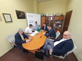 Pokaż zdjęcie: Podpisywanie umowy z Powiatem Wieluńskim