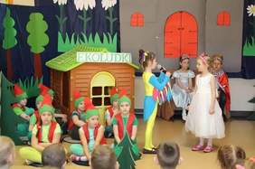 Pokaż zdjęcie: Występ artystyczny przedszkolaków z Przedszkola Samorządowego w Starym Mieście