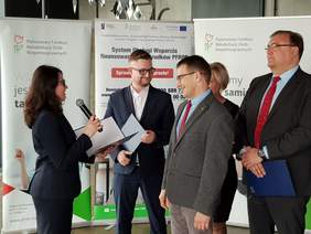 Pokaż zdjęcie: Wręczenie przez Dorotę Habich Zastępcę Prezesa Zarządu ds. Programowych PFRON, porozumień o współpracy przy wdrożeniu nowoczesnej platformy dedykowanej osobom niepełnosprawnym
