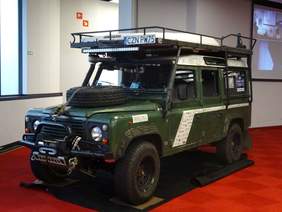 Pokaż zdjęcie: Uczestnicy Festiwalu Podróżniczego Śladami Marzeń mieli okazję zobaczyć Landrover Defender, którym Michał Woroch, podróżnik poruszający się na wózku inwalidzkim, pokonał trasę z Ziemi Ognistej na Alaskę