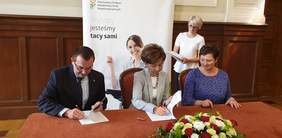 Pokaż zdjęcie: Prezes PFRON Marlana Maląd podczas skłądania podpisu