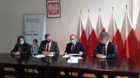 Pokaż zdjęcie: PFRON - podpisanie umów, wójt gminy Mniów, p. Piotr Wilczak