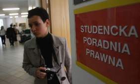 Pokaż zdjęcie: na zdjęciu: wejście do pomieszczenia realizującego Studenckie porady prawne na WPiA UŁ