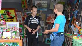 Pokaż zdjęcie: stoisko z wyrobami artystycznymi 