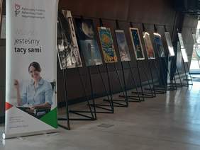 Pokaż zdjęcie: Wystawa prac pokonkursowych etapu wojewódzkiego XVII edycji Ogólnopolskiego Konkursu Plastycznego pn. „Sztuka Osób Niepełnosprawnych”, pt. ”Podróże moich marzeń” w ECS