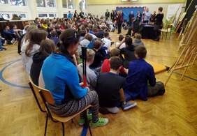 Pokaż zdjęcie: Spotkanie uczniów Szkoły Podstawowej z Oddziałami Integracyjnymi nr 12 w Krakowie z artystą Stanisławem Kmiecikiem