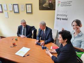 Pokaż zdjęcie: Podpisanie umowy ze Starostwem Powiatowym w Brzezinach 