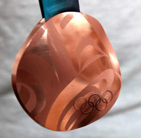 Pokaż zdjęcie: Jeden z medali olimpijskich, które podopieczni mieli okazję dokładnie zobaczyć