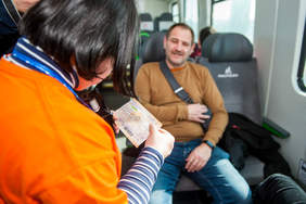 Pokaż zdjęcie: Akcja „Mam pociąg do działania” fot. Krzysztof Kalinowski/LoveKrakow.pl 