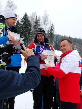 Pokaż zdjęcie: Dekoracja zawodników 
