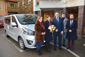 Pokaż zdjęcie: Uroczystość przekazania busa z dofinansowaniem PFRON dla DPS w Pleszewie