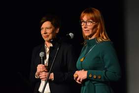 Pokaż zdjęcie: Anna Skupień, dyrektor Oddziału Wielkopolskiego PFRON oraz Anna Jung, wicestarosta gnieźnieński podczas konferencji pt. „Technologie wspomagające – dostępem do rozwoju i nowoczesności”