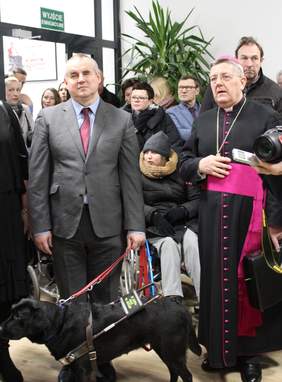 Pokaż zdjęcie: Paweł Wdówik Pełnomocnik Rządu ds. Osób Niepełnosprawnych oraz Ks.bp. dr hab. Mariusz Leszczyński
