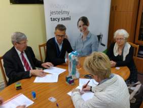 Pokaż zdjęcie: podpisanie umowy: przedstawiciele Stowarzyszenia Wspólna Troska w Skierniewicach - Ewa Kaźmierczak i Grażyna Socha oraz pełnomocnicy PFRON Władysław Skwarka i Jarosław Madaj